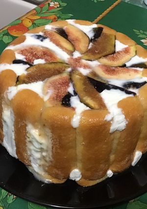 Une photo de Charlotte aux figues, brousse et fromage blanc