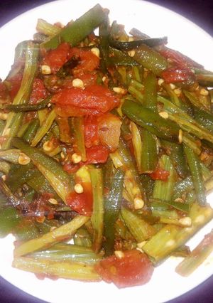 भिंडी, टमाटर की खट्टी और चटपटी सब्जी रेसिपी मुख्य फोटो