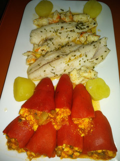 Una foto de Merluza en salsa marinera con pimientos del piquillo relleno