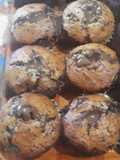 Muffins de 🍌 con trocitos de 🍫 y rellenos con salsa de 🍫