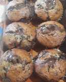 Muffins de 🍌 con trocitos de 🍫 y rellenos con salsa de 🍫