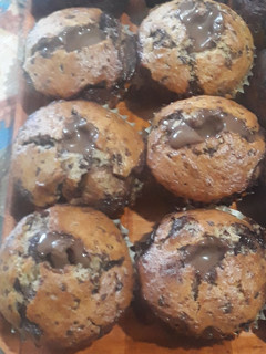 Una foto de Muffins de 🍌 con trocitos de 🍫 y rellenos con salsa de 🍫