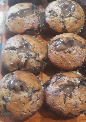 Una foto de Muffins de 🍌 con trocitos de 🍫 y rellenos con salsa de 🍫