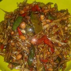 รูปของ Sambal ikan teri kering + kacang tanah ala evigani