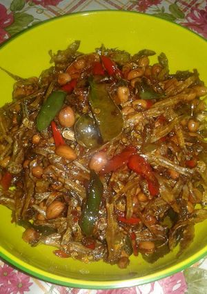 Foto resep Sambal ikan teri kering + kacang tanah ala evigani