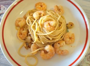 Una foto de Espaguetis con gambas en un plis plas