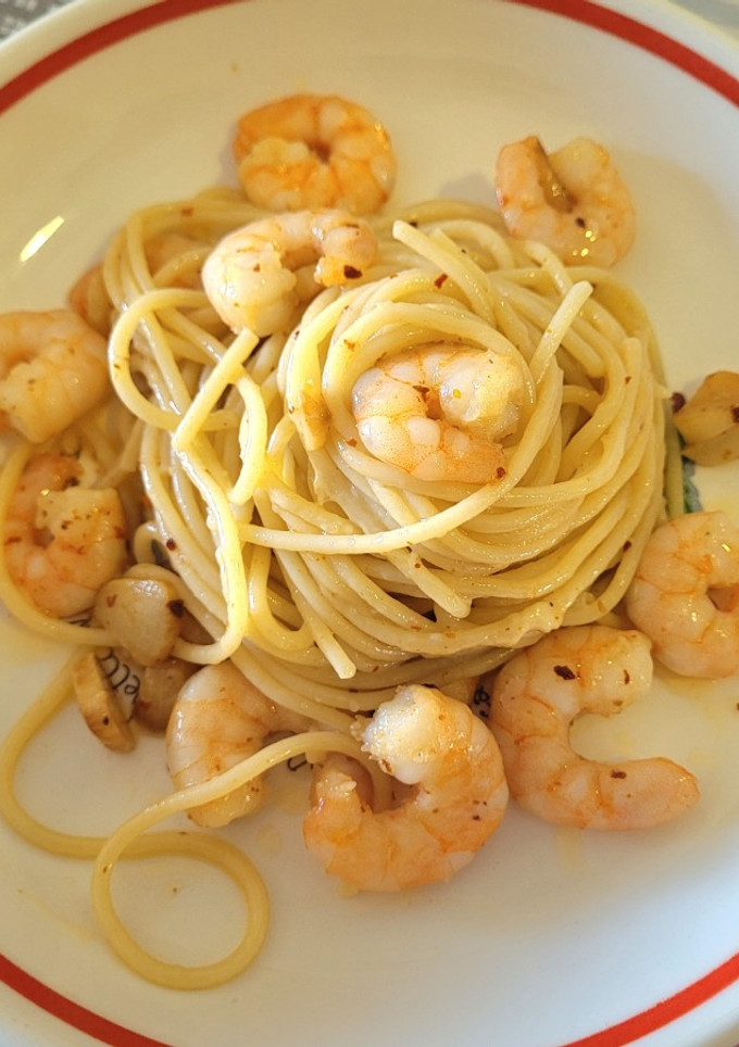 Una foto de Espaguetis con gambas en un plis plas