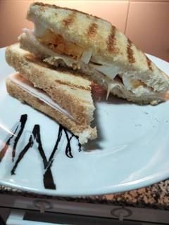 Una foto de Sándwich mixto con huevo duro y alioli