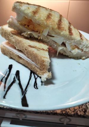 Una foto de Sándwich mixto con huevo duro y alioli