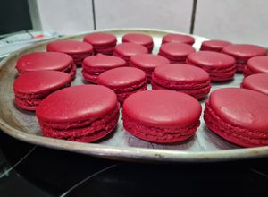 Une photo de Macarons framboise maison – Astuces CAP pâtisserie