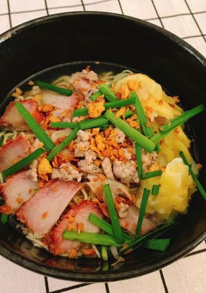 Hình của món Mì hoành thánh xá xíu.