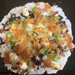 A picture of PIZZA packed with Japan’s rich umami… Miso, sweet red bean paste, kombu, and cherry leaves.
