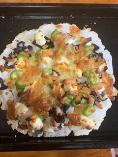 A picture of PIZZA packed with Japan’s rich umami… Miso, sweet red bean paste, kombu, and cherry leaves.