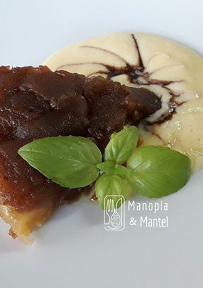 Una foto de Tarta tatín con crema inglesa en GME, F y G y TRADICIONAL