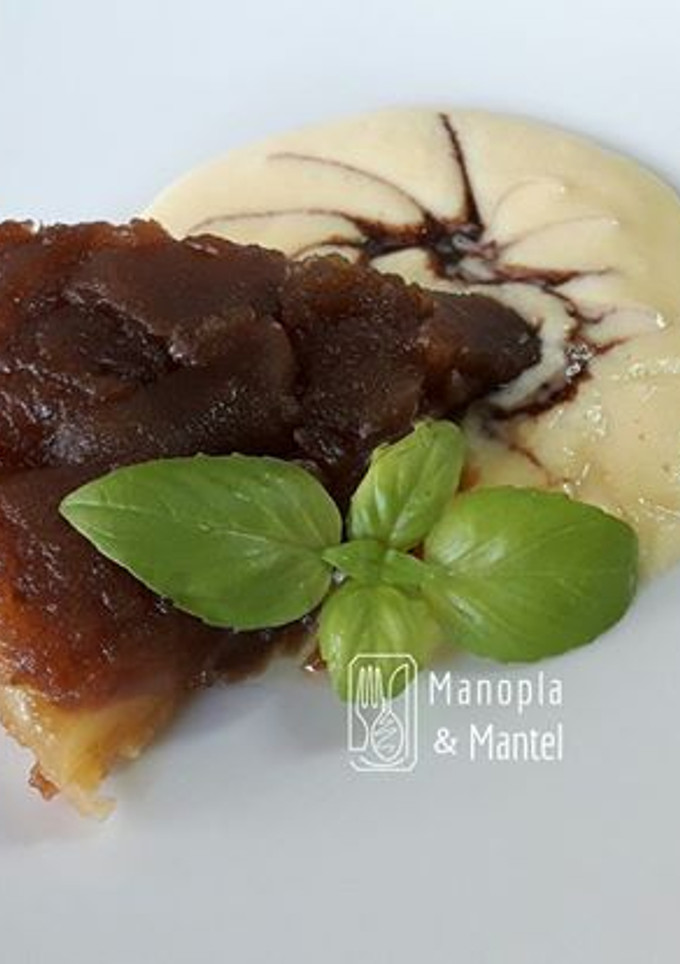 Una foto de Tarta tatín con crema inglesa en GME, F y G y TRADICIONAL