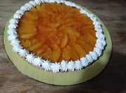 Una foto de tarta de durazno con gelatina