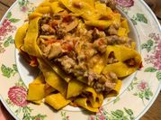 Una foto di pasta salsiccia e funghi