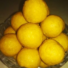 A picture of Besan ladoo.
