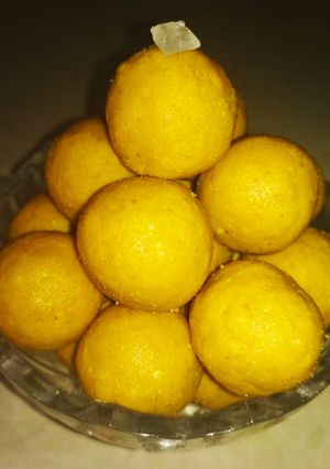 A picture of Besan ladoo.