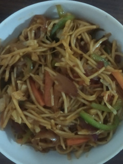 હક્કા નુડલ્સ (Hakka Noodles Recipe In Gujarati) રેસીપી મુખ્ય ફોટો