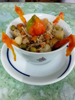 Una foto de Macedonia de vegetales con pollo al ají