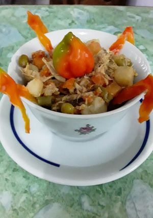 Una foto de Macedonia de vegetales con pollo al ají