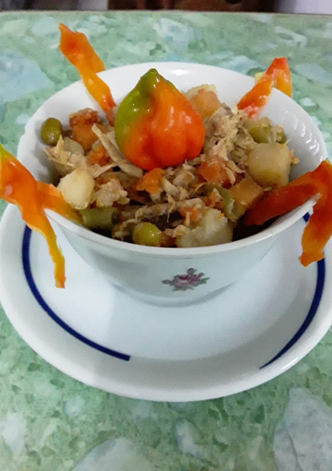 Una foto de Macedonia de vegetales con pollo al ají
