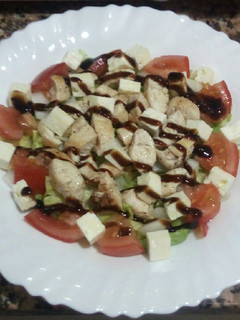 Una foto de Ensalada con pollo y queso