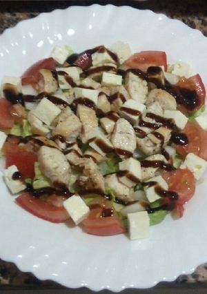 Una foto de Ensalada con pollo y queso