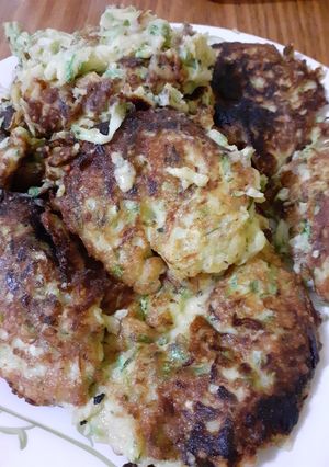 Una foto de Tortitas de zucchini 😋😋😋