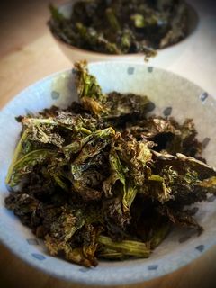 Una foto de Chips de kale picantes