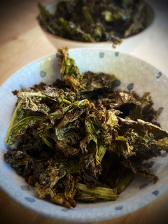 Una foto de Chips de kale picantes