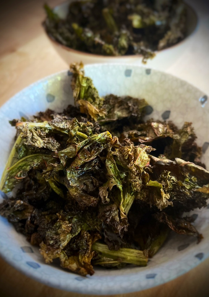 Una foto de Chips de kale picantes