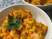 Una foto de paella con zanahorias