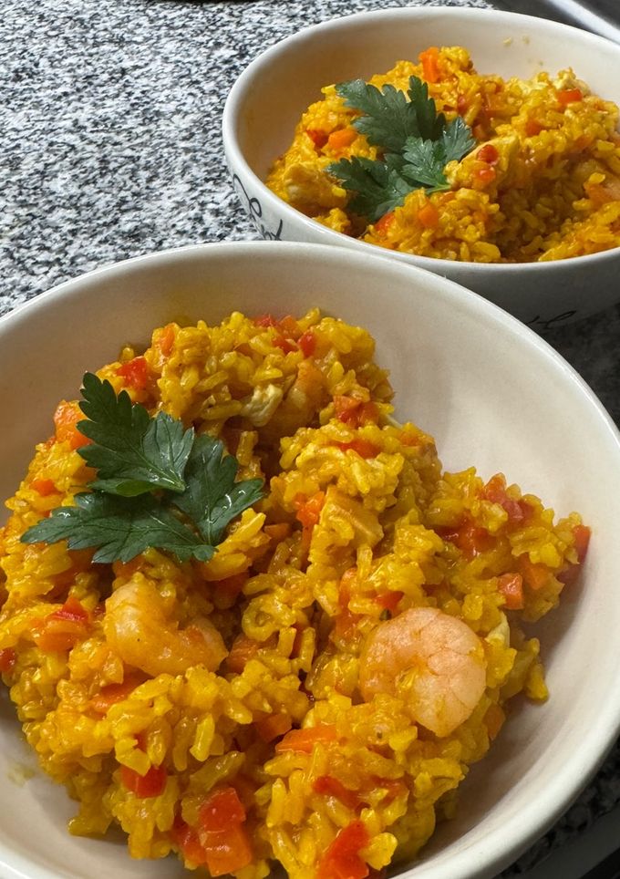Una foto de Paella/Arroz integral con camarones y pollo