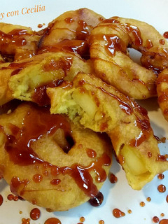 Una foto de Tempura de manzana y caramelo crocante