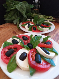Una foto de Ensalada caprese 🍃🍅