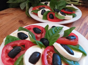 Una foto de Ensalada caprese 🍃🍅