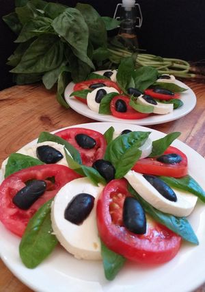 Una foto de Ensalada caprese 🍃🍅