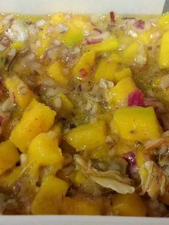 Una foto de Ensalada de mango con almejas