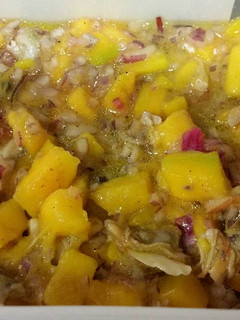 Una foto de Ensalada de mango con almejas