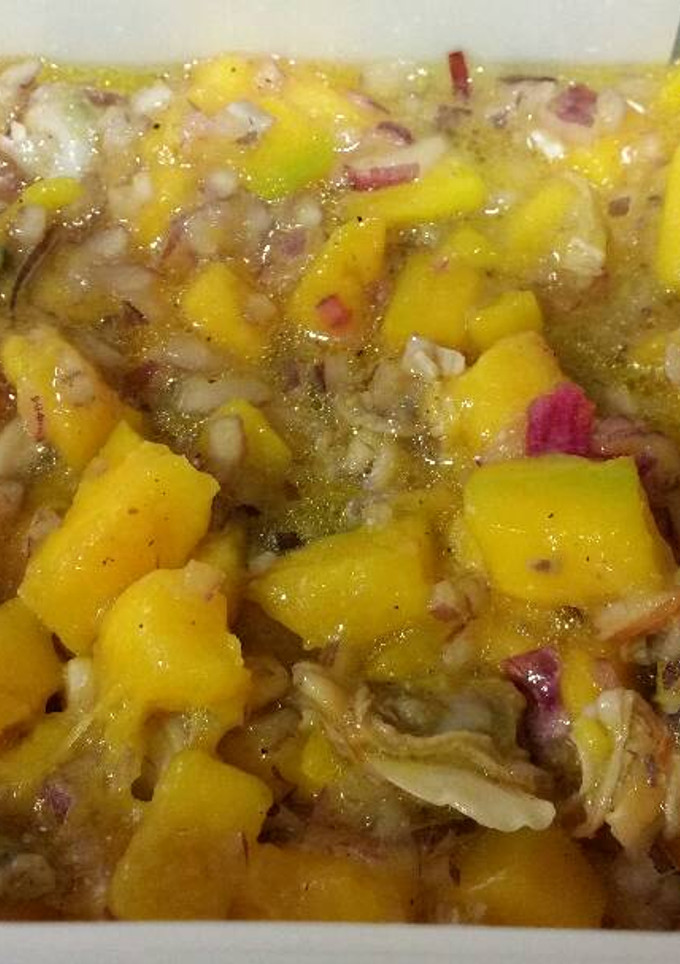Una foto de Ensalada de mango con almejas
