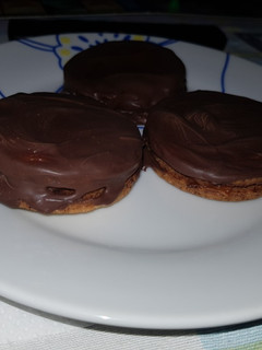 Una foto de Alfajores fáciles sin batidora eléctrica !!!
