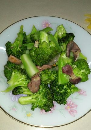 Hình của món Lòng gà xào bông cải xanh.