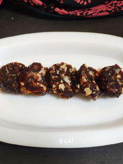 खजूर अखरोट रोल्स (Khajoor akhrot rolls recipe in Hindi) रेसिपी मुख्य फोटो
