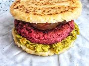 Una foto de hamburguesa de remolacha