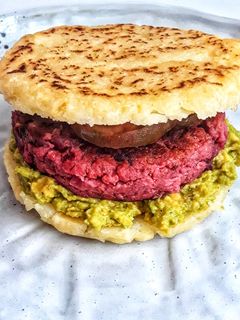 Una foto de 🌱Hamburguesa vegana de remolacha en pan de patata🌱