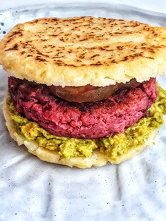 Una foto de 🌱Hamburguesa vegana de remolacha en pan de patata🌱