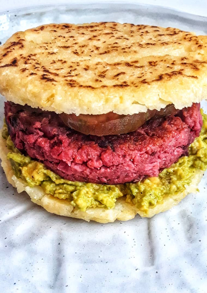 Una foto de 🌱Hamburguesa vegana de remolacha en pan de patata🌱