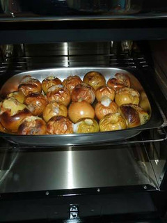 Una foto de Manzanas asadas. Postre de fruta. Sano